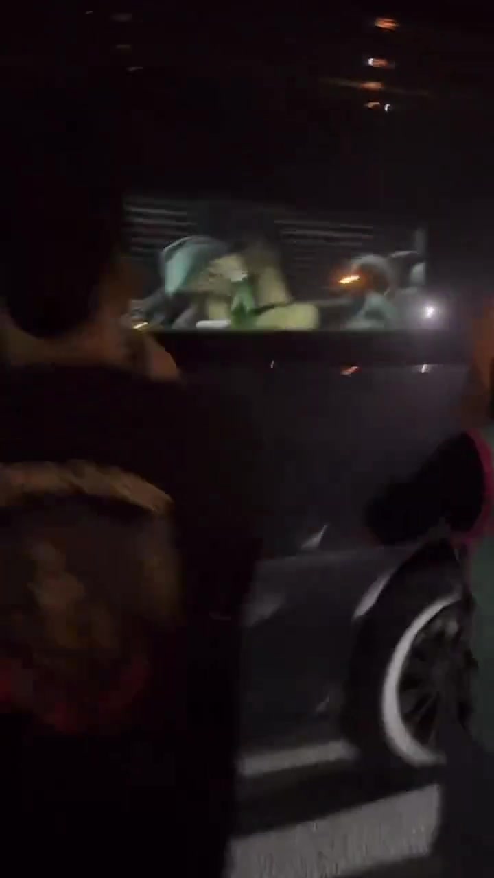 小秀身材！文班亚马打赤膊坐在大巴上 引得球迷连连尖叫